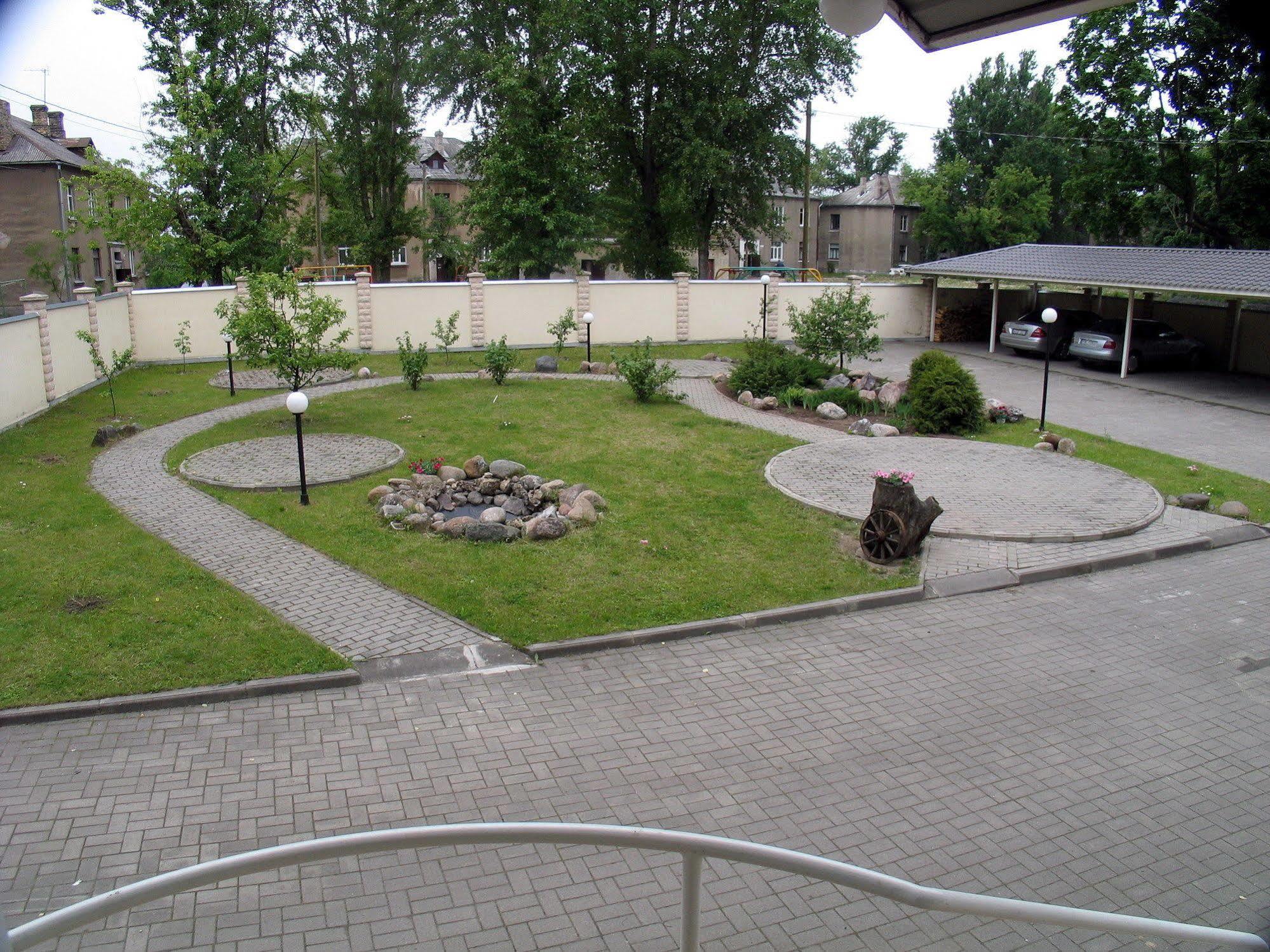 Duets Hotell Daugavpils Exteriör bild